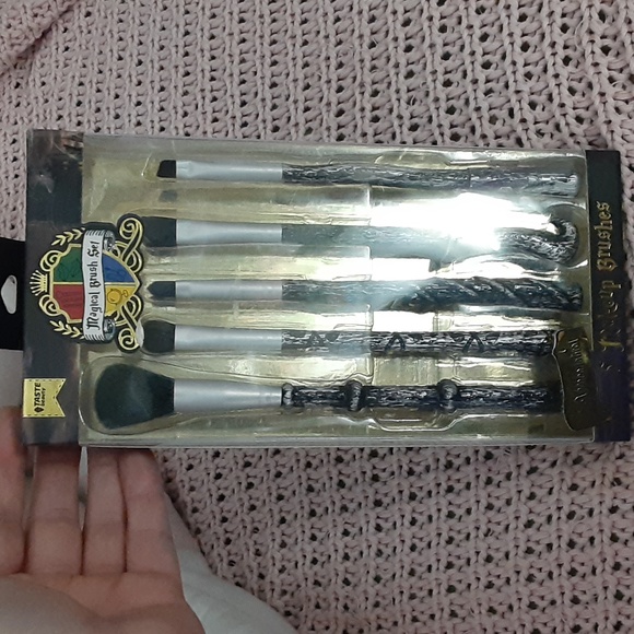 Taste Beauty Other - Taste Beauty Magical Brush Set